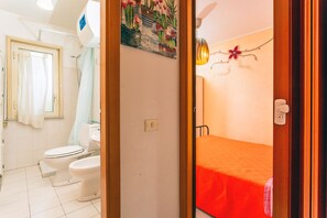 Douche, sèche-cheveux, serviettes fournies