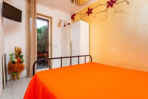 1 habitación, tabla de planchar con plancha, wifi gratis y ropa de cama 