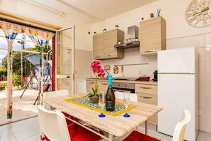 Jääkaappi, uuni, liesi, kahvin-/teenkeitin