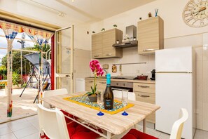 Fridge, oven, stovetop, coffee/tea maker - Villa 'Marecalmo Holiday House' with Private Terrace, Wi-Fi and Air Conditioning (Mascali)