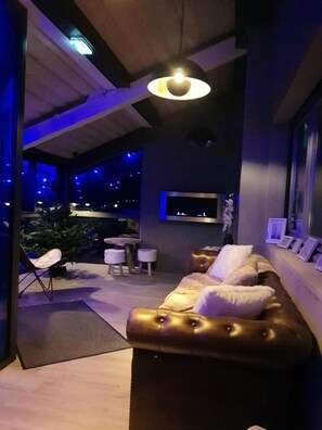 TV, fireplace, table tennis