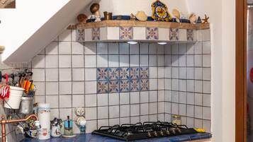 Frigorifero, forno, piano cottura, macchina per tè/caffè