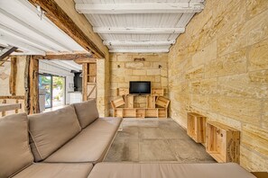 TV - Welcome to Zot – Haven of Peace in the Heart of the Bordeaux Vineyards (Petit-Palais-et-Cornemps)