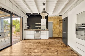 Fridge, microwave, oven, stovetop - Welcome to Zot – Haven of Peace in the Heart of the Bordeaux Vineyards (Petit-Palais-et-Cornemps)