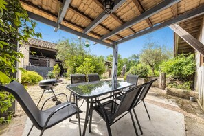 Outdoor dining - Welcome to Zot – Haven of Peace in the Heart of the Bordeaux Vineyards (Petit-Palais-et-Cornemps)