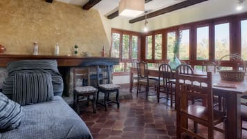 Televisión, chimenea y tenis de mesa