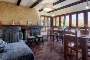 Televisio, takka, pöytätennispöytä