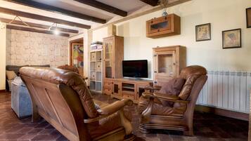Una televisión, una chimenea, una mesa de tenis de mesa