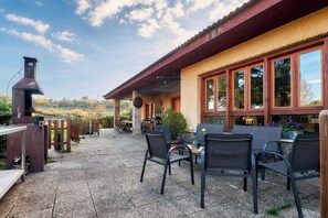Outdoor dining - Country House 'Arroyo Del Valle' with Terrace and Private Garden (San Andrés del Rabanedo)