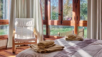 5 habitaciones, tabla de planchar con plancha y ropa de cama