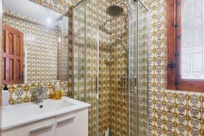 Dusche, Haartrockner, Handtücher