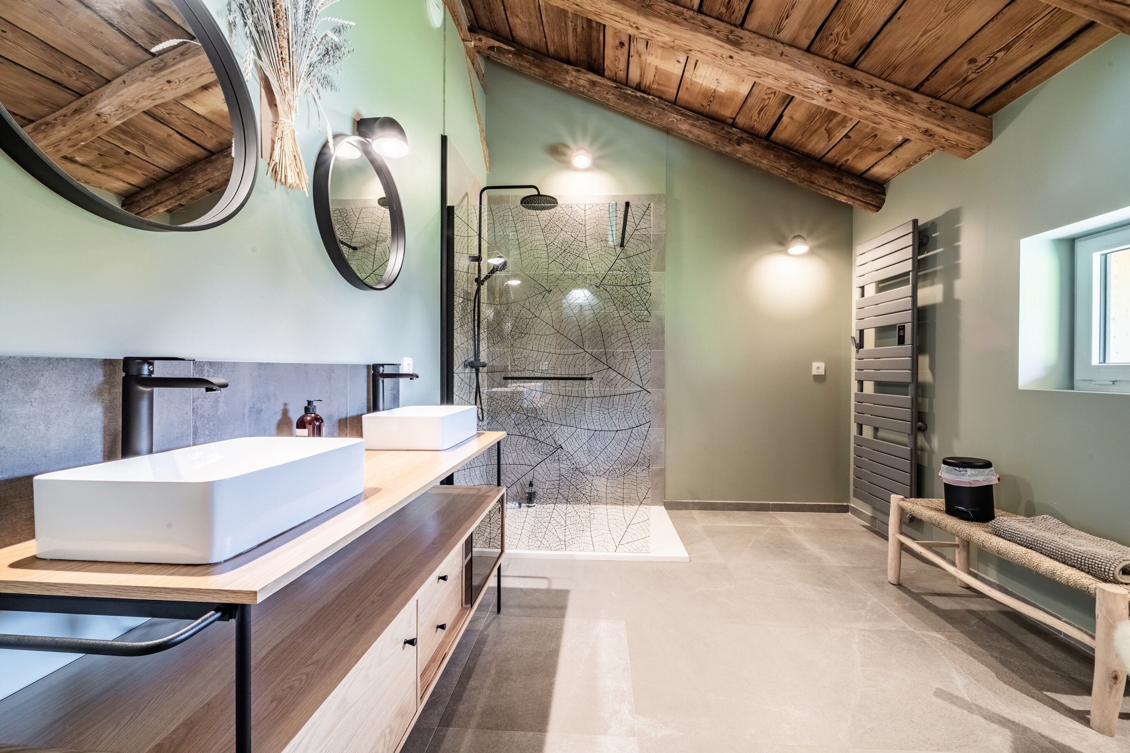 Een douche, een haardroger, handdoeken