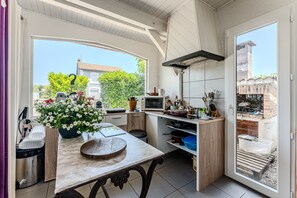 Fridge, microwave, oven, stovetop - Studio 'Le De La Gare' with Private Terrace and Wi-Fi, Close to the Ocean (Saint-Julien-en-Born)