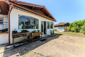 Exterior - Studio 'Le De La Gare' with Private Terrace and Wi-Fi, Close to the Ocean (Saint-Julien-en-Born)