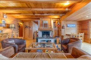 TV, fireplace, table tennis - Chalet 'Belledonne' with Mountain View, Private Terrace and Wi-Fi (Villard-Reculas)