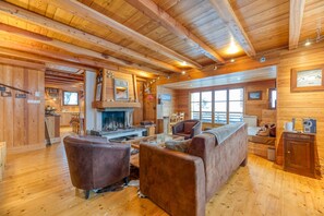 TV, fireplace, table tennis - Chalet 'Belledonne' with Mountain View, Private Terrace and Wi-Fi (Villard-Reculas)