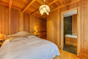 4 slaapkamers, een strijkplank/strijkijzer, gratis wifi, beddengoed