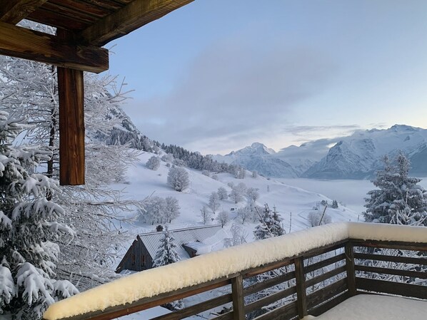 Property grounds - Chalet 'Belledonne' with Mountain View, Private Terrace and Wi-Fi (Villard-Reculas)