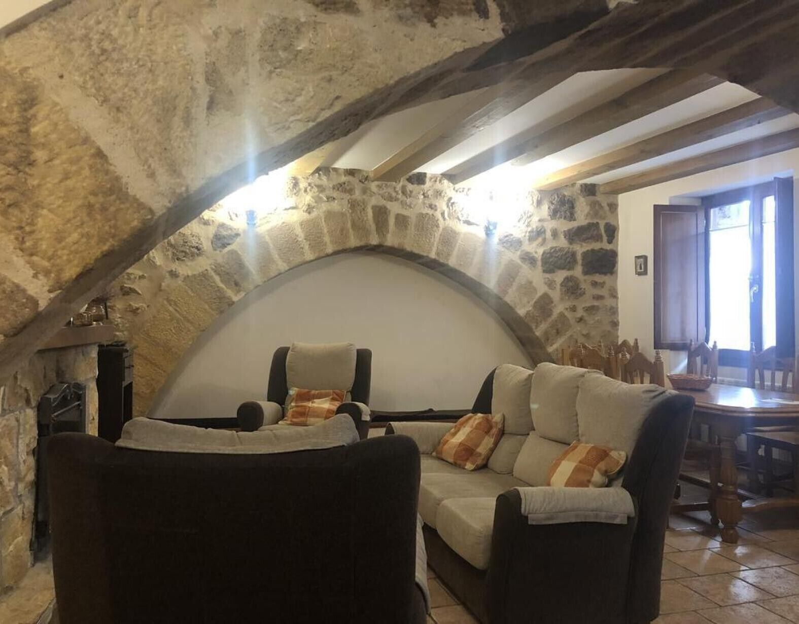 Televisie, een open haard en een dvd-speler