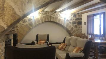 Televisie, een open haard en een dvd-speler