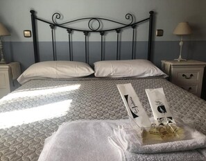 5 quartos, Wi-Fi de cortesia, roupa de cama