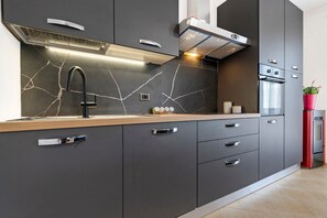 Frigorifero, microonde, forno, piano cottura