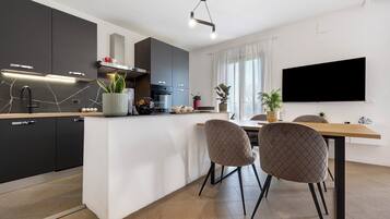 Réfrigérateur, micro-ondes, four, plaque de cuisson