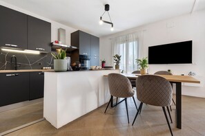 Frigorifero, microonde, forno, piano cottura