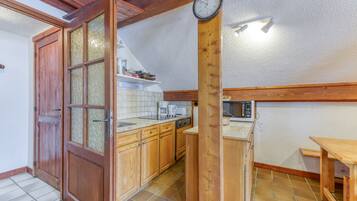 Kylskåp, mikrovågsugn, kaffe- och tebryggare och grytor/köksredskap