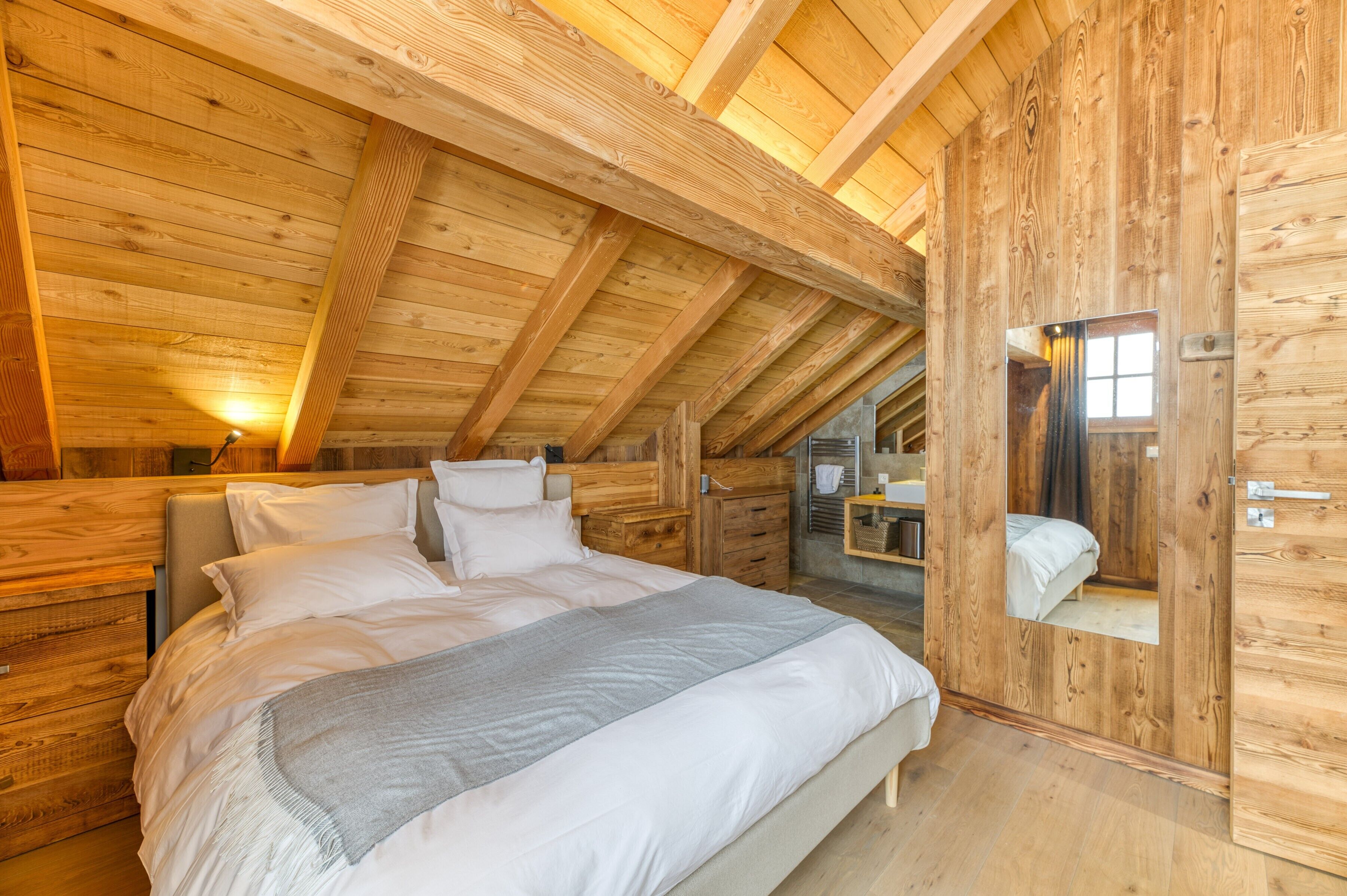 3 habitaciones, tabla de planchar con plancha y ropa de cama 
