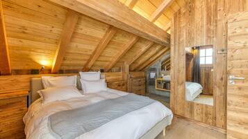 3 habitaciones, tabla de planchar con plancha y ropa de cama