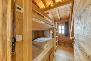 3 quartos, ferros/tábuas de passar roupa, roupa de cama