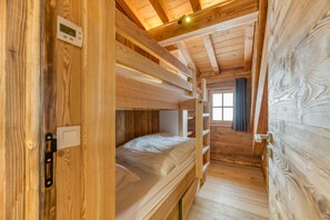 3 dormitorios, tabla de planchar con plancha, ropa de cama