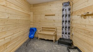 A wooden-paneled room with a bench, a blue toilet, and a shower area. - Magnificent Apartment Le Taillefer with Mountain View, Balcony, Ski-In/Ski-Out (Villard-Reculas)