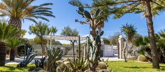 Villa 'Forino Ragusa' with Private Terrace, Wi-Fi and Air Conditioning