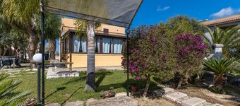 Villa 'Forino Ragusa' with Private Terrace, Wi-Fi and Air Conditioning