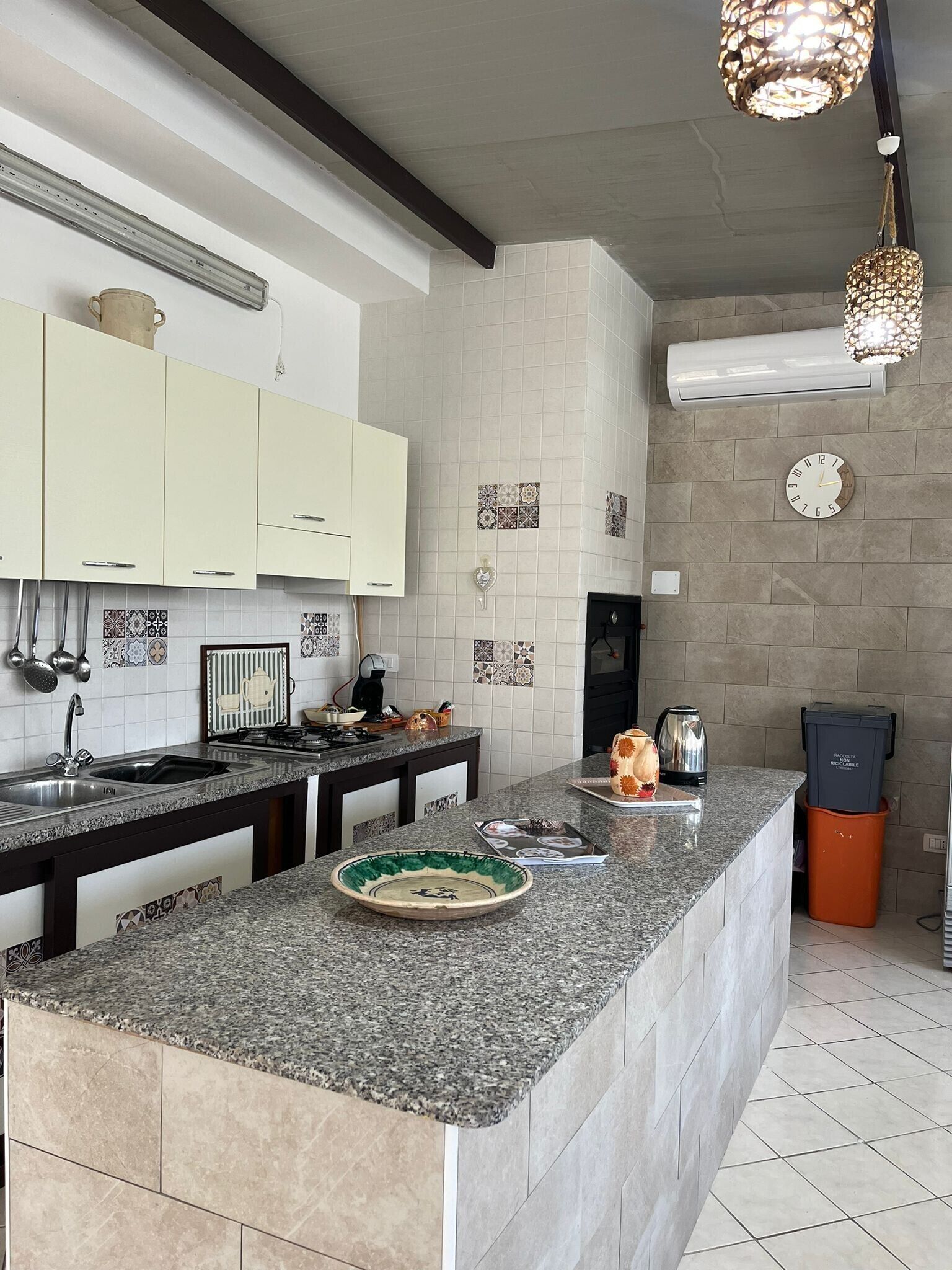 Kühlschrank, Ofen, Herdplatte, Wasserkocher mit Kaffee-/Teezubehör