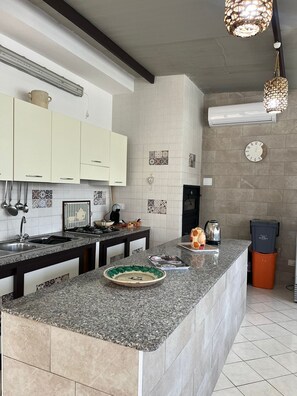 Fridge, oven, stovetop, coffee/tea maker