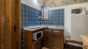 Frigorífico, microondas, placa de cocina y cafetera o tetera