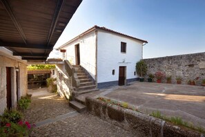 Exterior - Apartment 'Casa Do Caldas - Casa 4' with Shared Pool, Wi-Fi and Air Conditioning (Retorta)