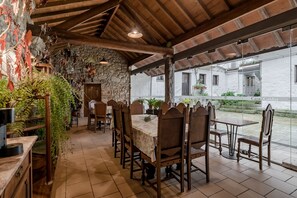 Outdoor dining - Room 'Casa Do Caldas - Quarto 5' with Shared Pool, Shared Terrace and Wi-Fi (Retorta)