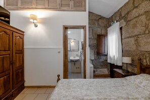 1 bedroom, iron/ironing board, free WiFi, bed sheets - Room 'Casa Do Caldas - Quarto 5' with Shared Pool, Shared Terrace and Wi-Fi (Retorta)