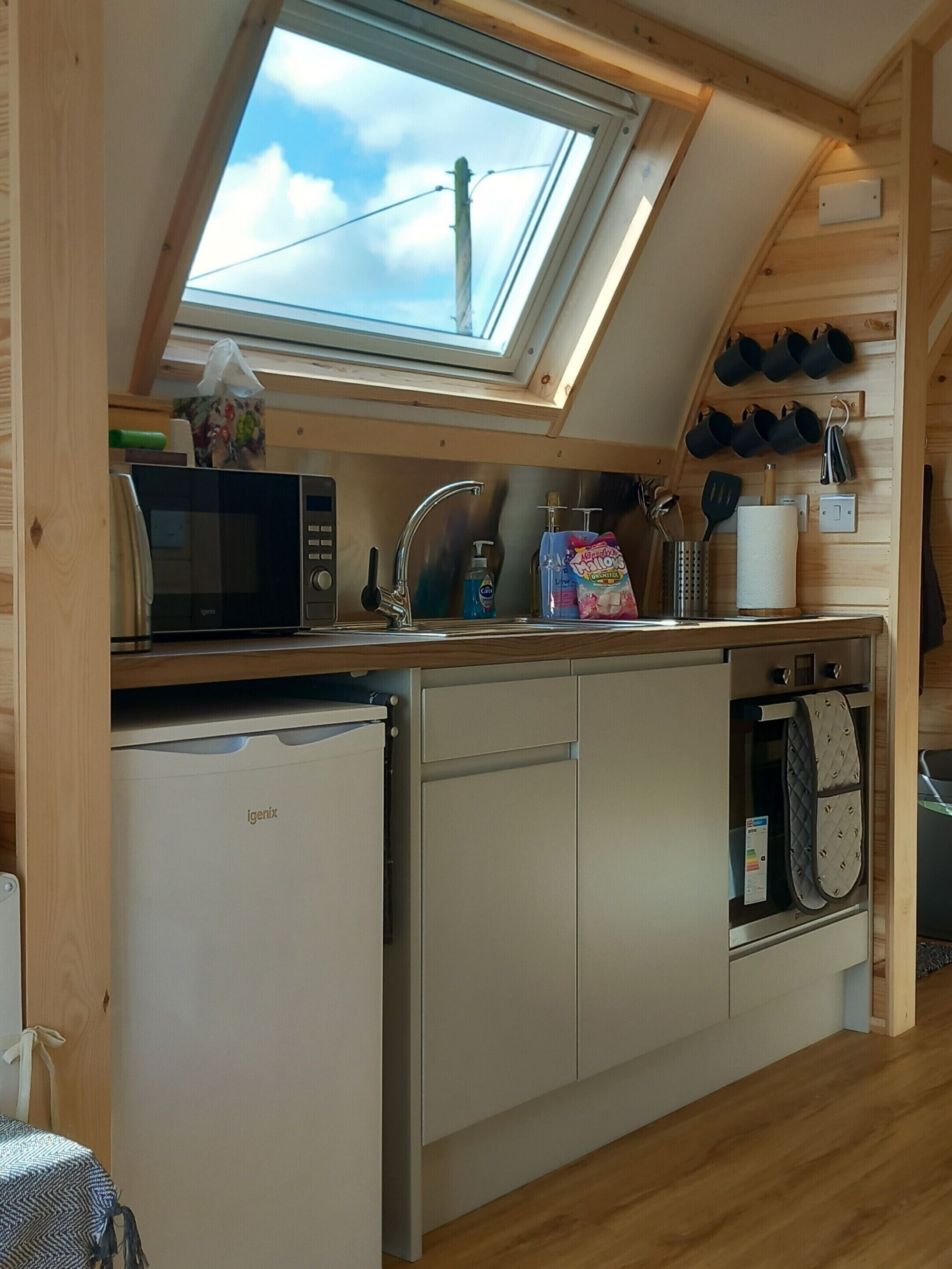 Coffee/tea maker, fridge, microwave, oven