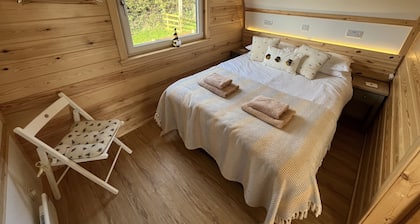 Groß-Hot Tub-Kabine-Ensuite mit Dusche
