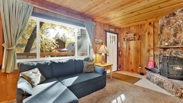 Een smart-tv en een open haard