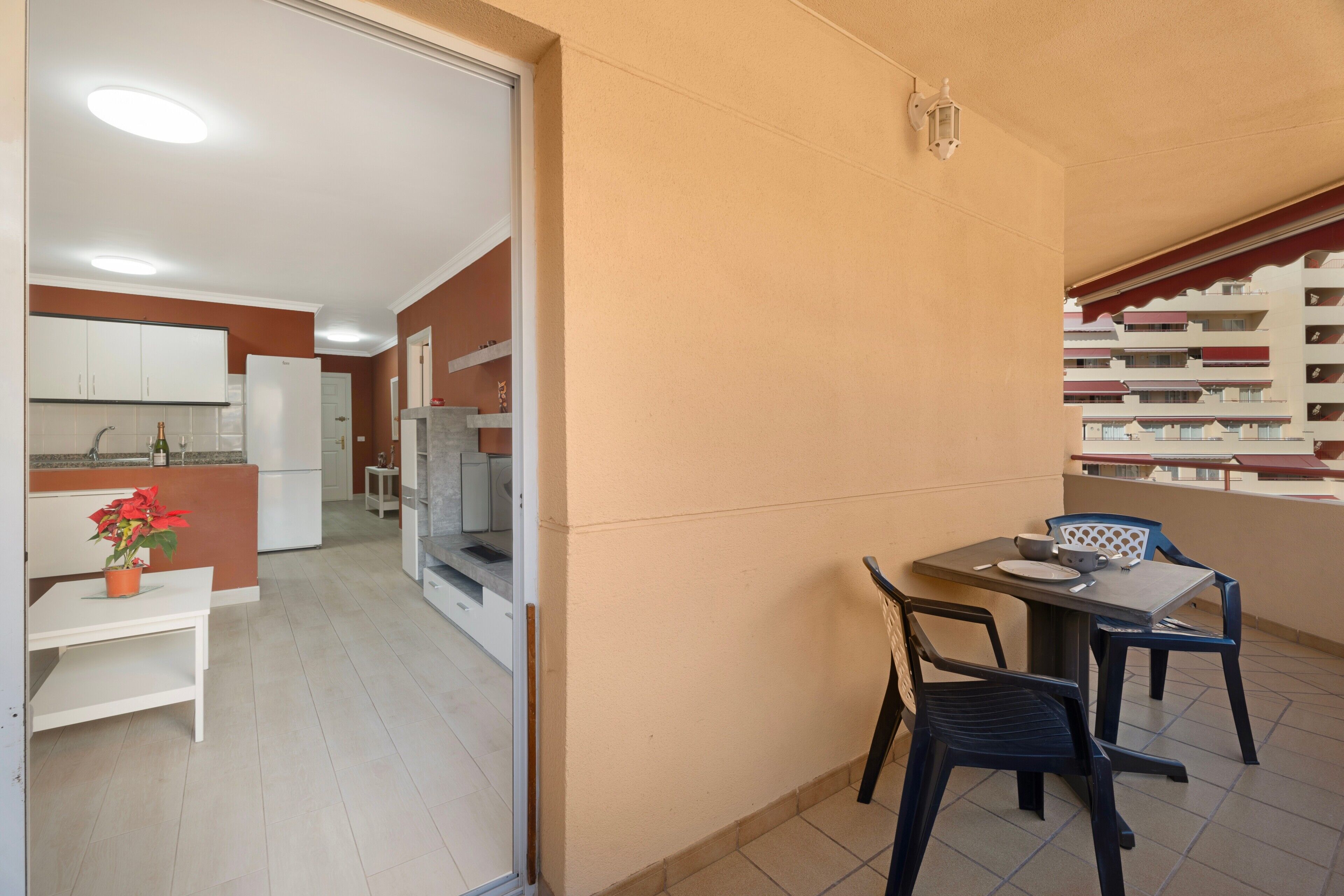 Un appartement moderne doté d’une cuisine, d’un coin repas et d’un balcon.