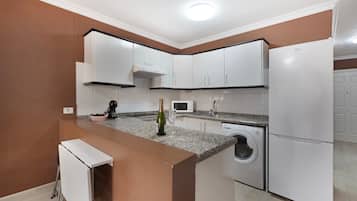 Jääkaappi, mikroaaltouuni, liesi, kahvin-/teenkeitin