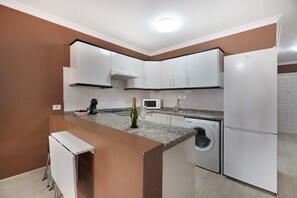 Refrigerador, microondas, placa de cocina, cafetera/tetera