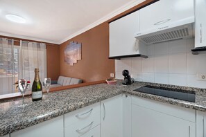 Réfrigérateur, micro-ondes, plaque de cuisson, cafetière/bouilloire