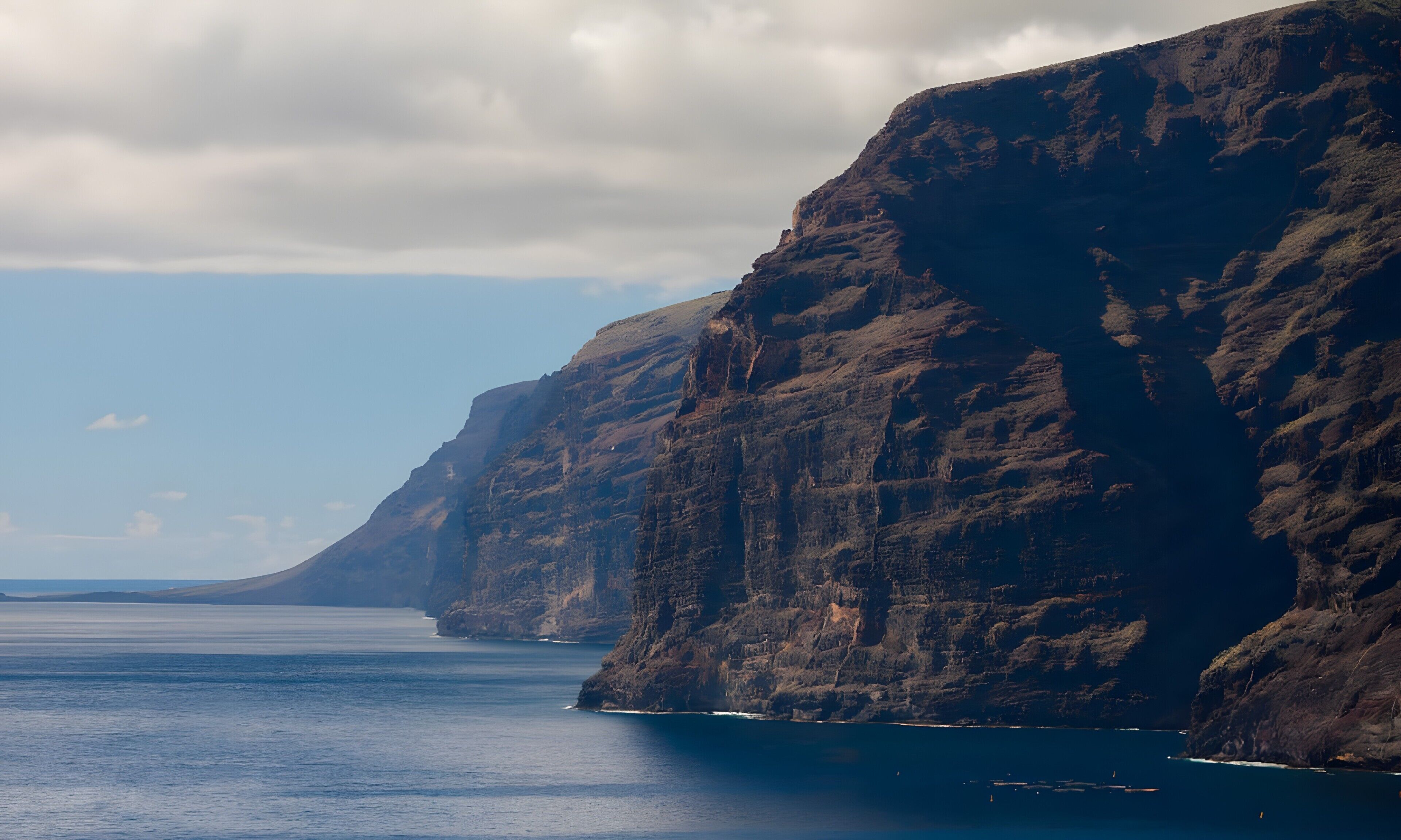 Eine Küstenklippe mit freiem Blick auf das Meer.